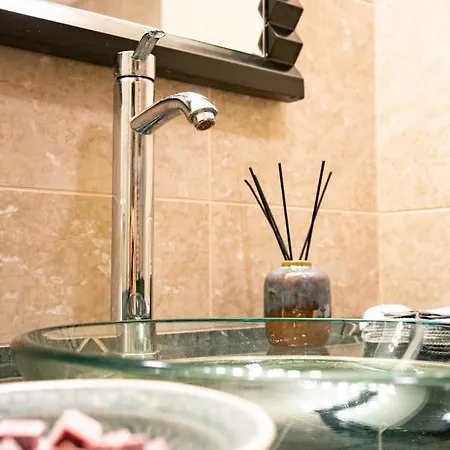 Free Parking! Soho 101, 4 Ppl, Ac, Superfast Wifi, Tv
